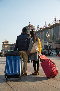 离开北京两个人青年男女在站前广场图片