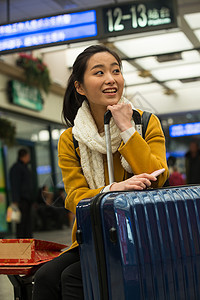 走廊行李休闲装青年女人在火车站图片