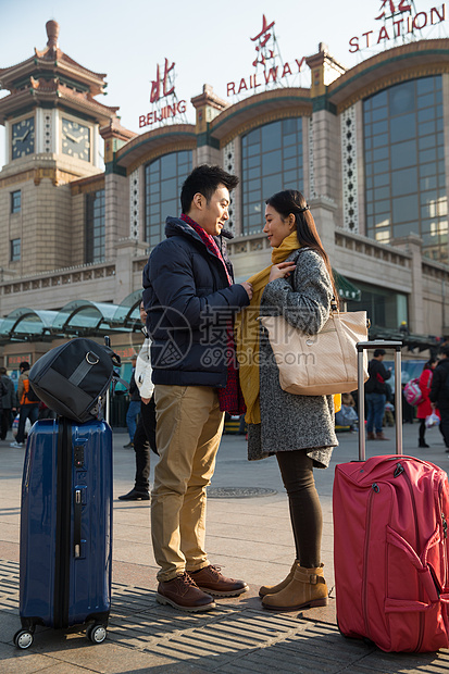 旅游新年乘客青年男女在站前广场图片