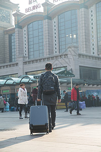 运输大楼乘客垂直构图青年男人在火车站图片
