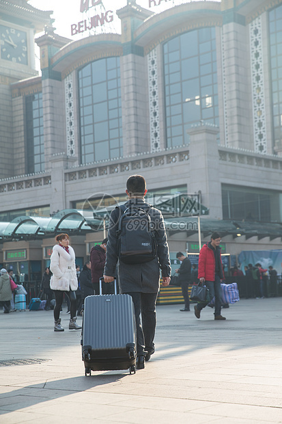 运输大楼乘客垂直构图青年男人在火车站图片