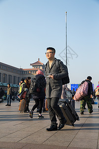 旅行者过年城市风光青年男人在火车站图片