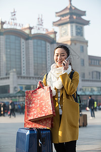 东方人度假休闲装青年女人在站前广场图片