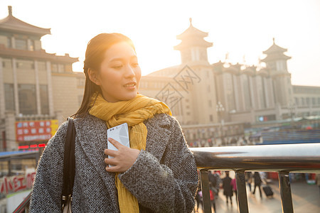 交通回家仅成年人青年女人在站前广场背景图片