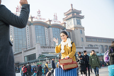 中年人户外挥手青年男女在火车站图片