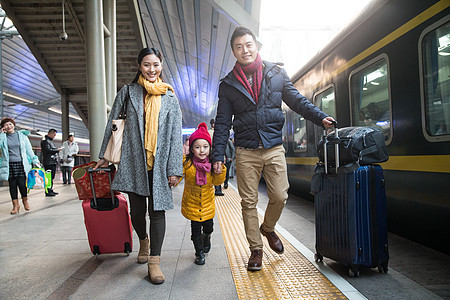 东方人旅行的人火车站幸福家庭在车站月台图片