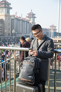 度假仅成年人青年男人在火车站背景图片