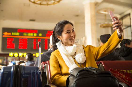 休闲装背包客运输大楼青年女人在火车站图片