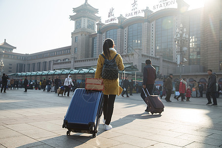 户外20到24岁旅行青年女人在站前广场图片