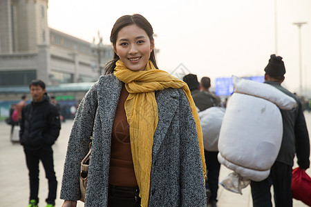 休闲装交通行李青年女人在站前广场图片