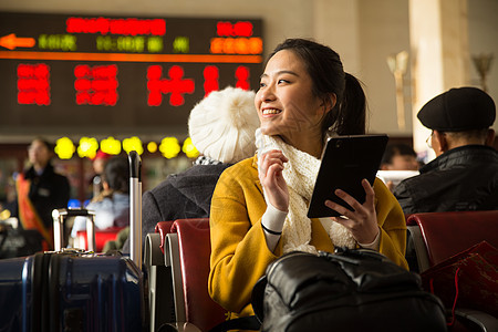 春节围巾旅游青年女人在火车站图片