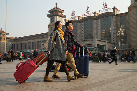 幸福中年男人行李青年男女在站前广场图片