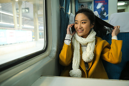 春节车座仅女人青年女人在火车上图片