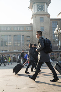 东方人彩色图片乘客青年男人在火车站图片