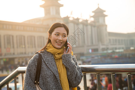 公共交通青年人彩色图片青年女人在站前广场图片