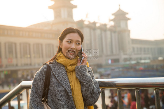 公共交通青年人彩色图片青年女人在站前广场图片