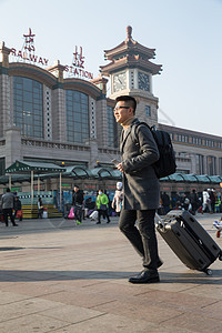 背包附带的人物春节青年男人在火车站图片