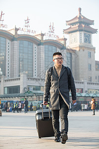 日光垂直构图行李青年男人在火车站图片