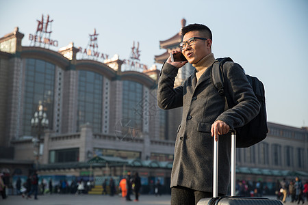 人成年人水平构图青年男人在火车站图片