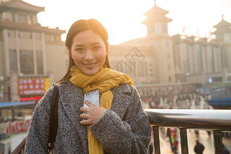 等待花开日子户外信心离开青年女人在站前广场背景