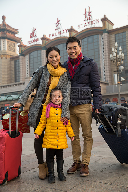 旅游母亲摄影幸福家庭在站前广场图片