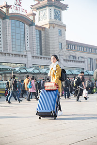 休闲装日光仅成年人青年女人在站前广场图片