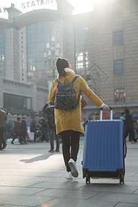 北京仅成年人拿着青年女人在站前广场图片