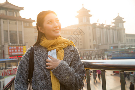 前景聚焦仅成年人车站青年女人在站前广场图片