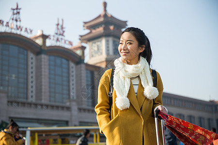 度假旅行者幸福青年女人在站前广场图片