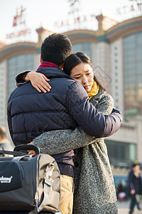 站着旅途青年情侣在火车站图片