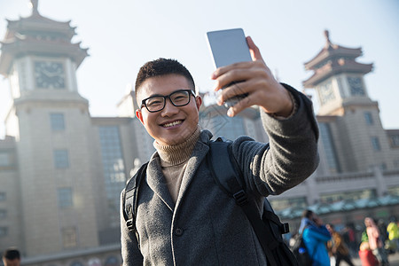 人交通运输大楼青年男人在火车站图片