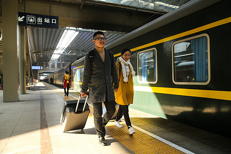 旅途运输大楼彩色图片青年情侣在火车站图片