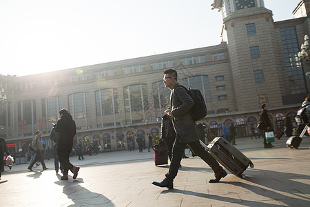 摄影旅行的人春运青年男人在火车站图片