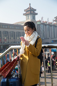 仅一个人美女青年女人在站前广场图片