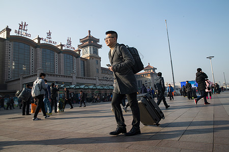 户外背包白昼青年男人在火车站图片