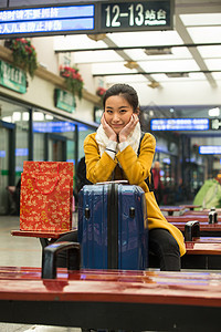 行李旅行者彩色图片青年女人在火车站图片