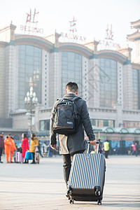 附带的人物旅行的人垂直构图青年男人在火车站图片