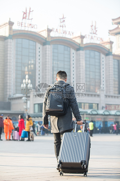 附带的人物旅行的人垂直构图青年男人在火车站图片