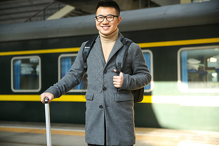 东亚火车站仅男人青年男人在车站月台图片