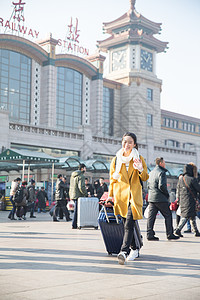 前景聚焦旅途仅成年人青年女人在站前广场图片