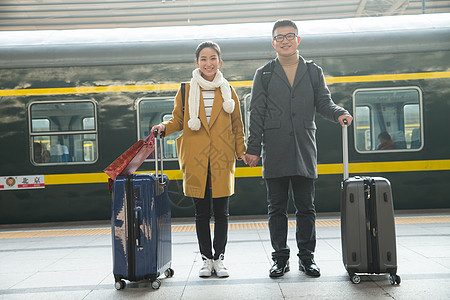 青年人过年亚洲人青年情侣在火车站图片