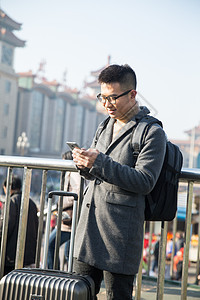 眼镜亚洲运送青年男人在火车站图片