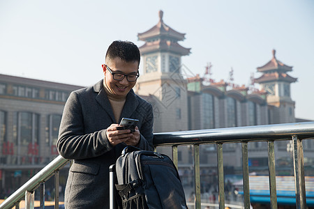 春节水平构图青年人青年男人在火车站图片