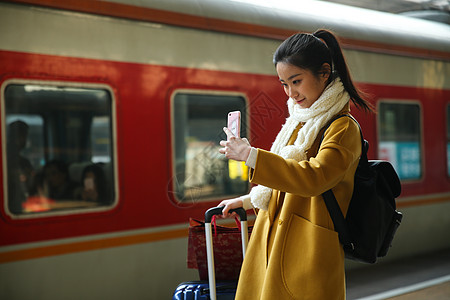 信心旅行的人乘客成年人青年女人在车站月台背景