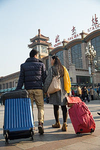 行李仅成年人运送青年男女在站前广场图片