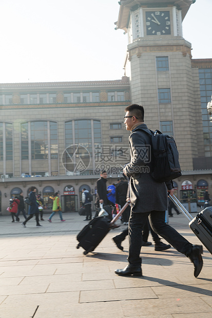 日光广场附带的人物青年男人在火车站图片