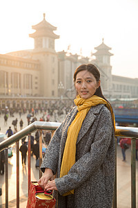 过年旅行者日光青年女人在站前广场图片