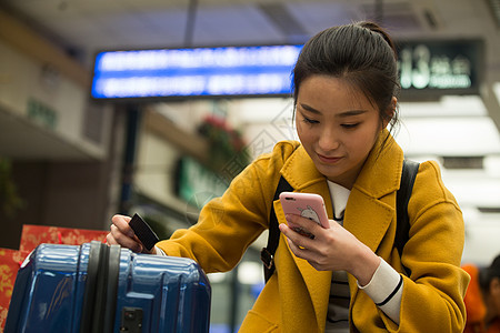 仅一个青年女人仅成年人旅游青年女人在火车站图片