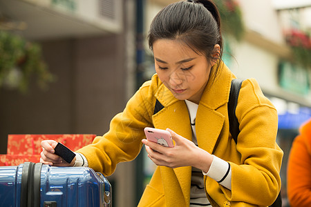 旅行乘客围巾青年女人在火车站图片