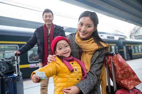 高雅旅途水平构图幸福家庭在车站月台图片